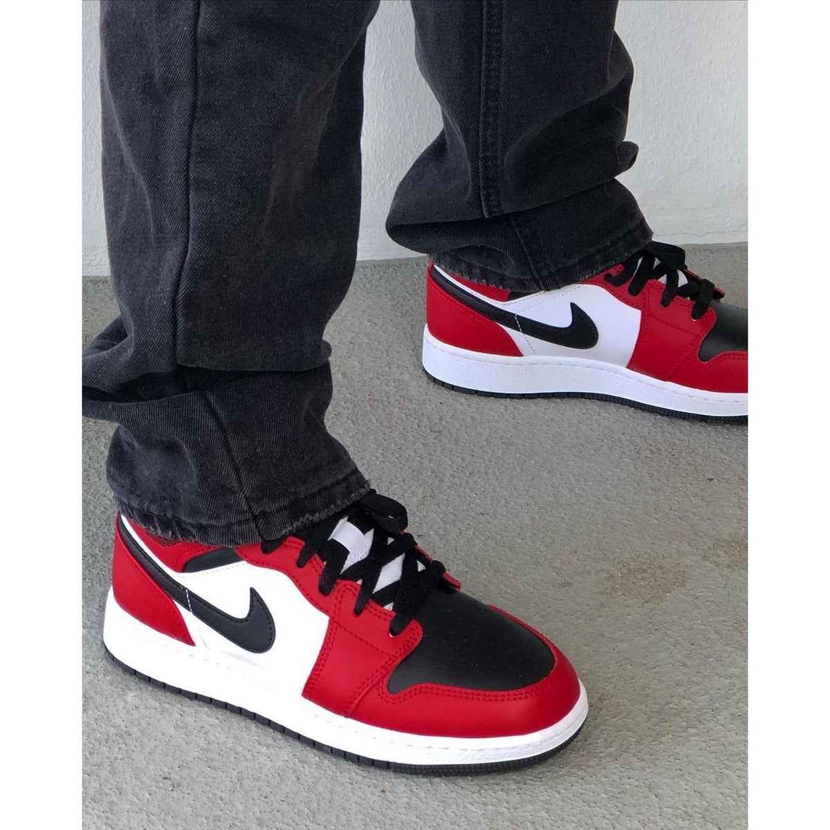 Air Jordan 1 Mid 'Chicago Black Toe'