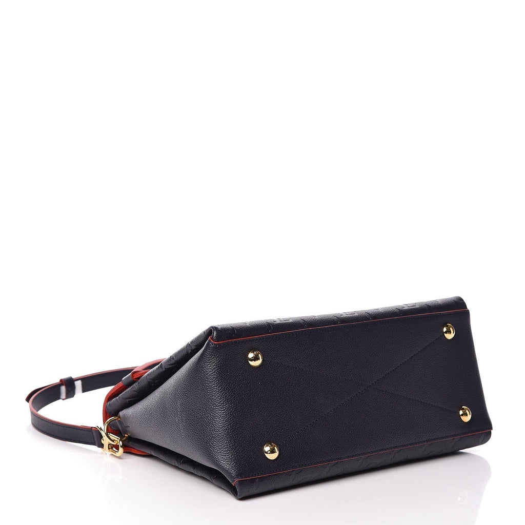 The Georges MM bag worn over the shoulder