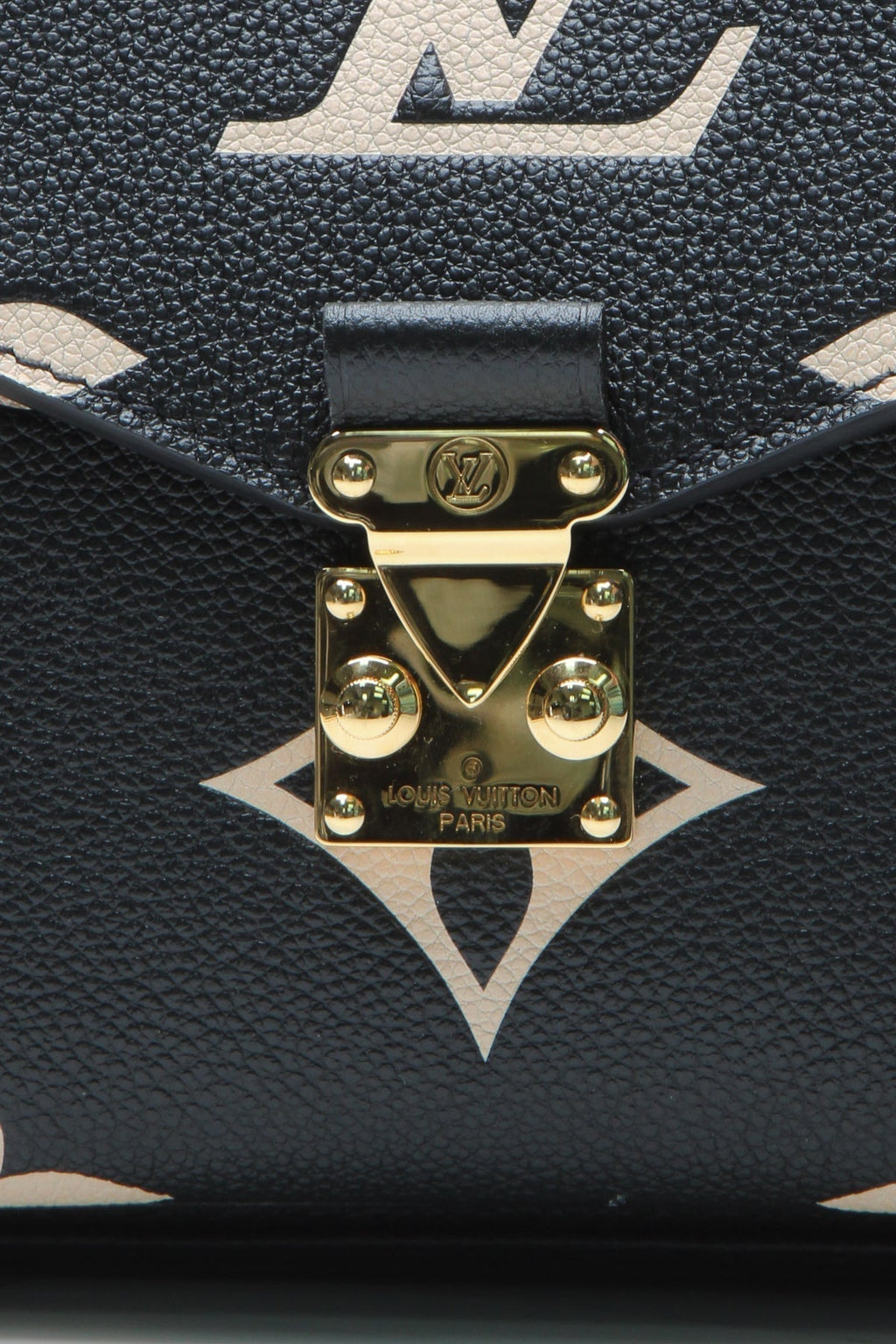 The back of the bag, showing the flat pocket and leather trim