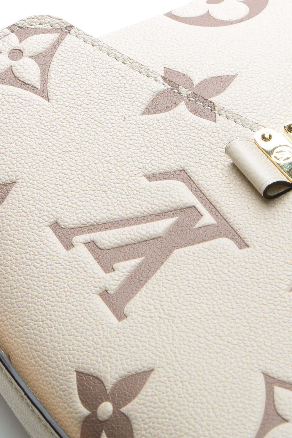 A clear image of the flat pocket on the back of the bag