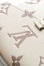 A clear image of the flat pocket on the back of the bag