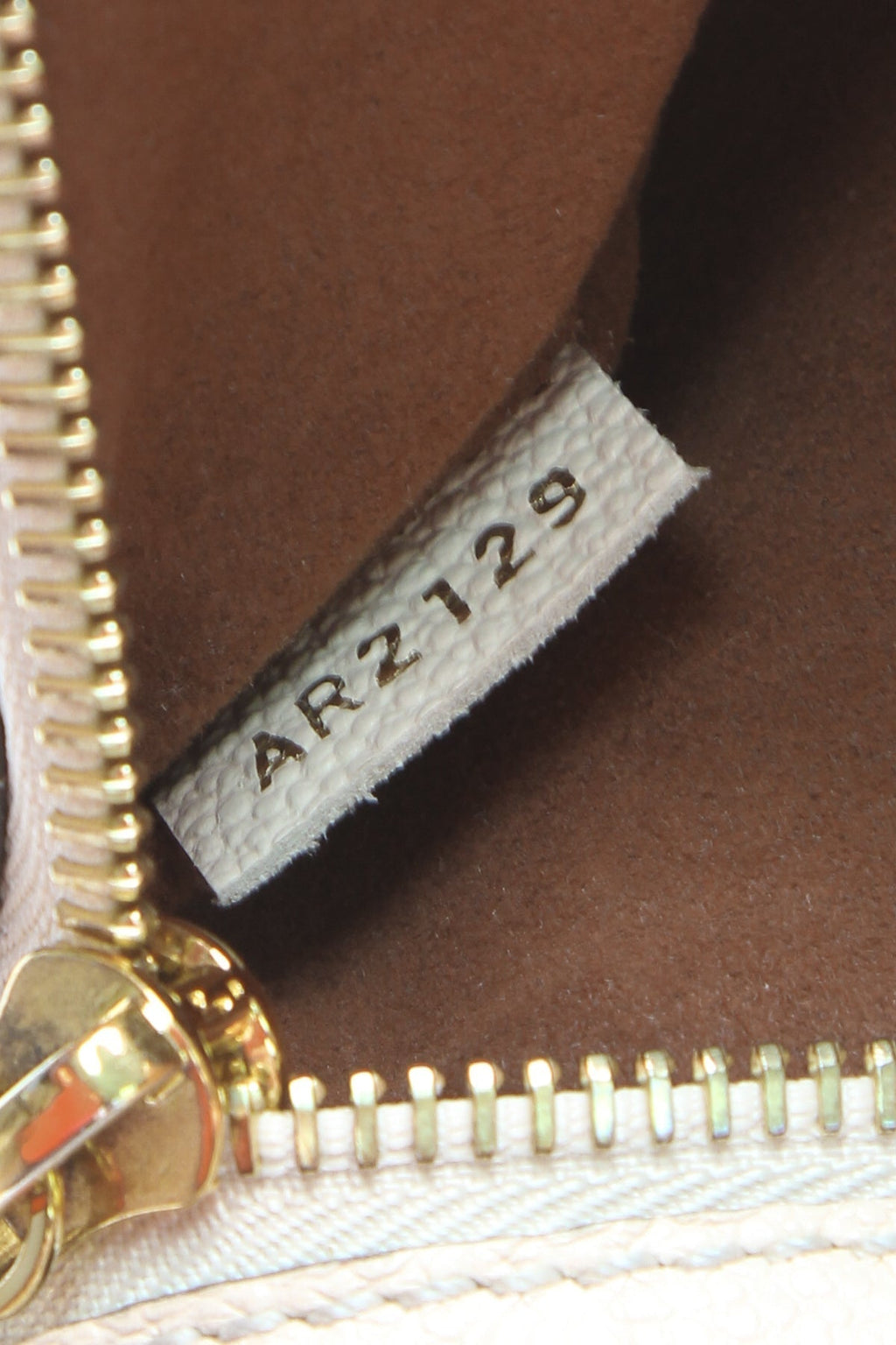 A clear image of the flat pocket on the back of the bag