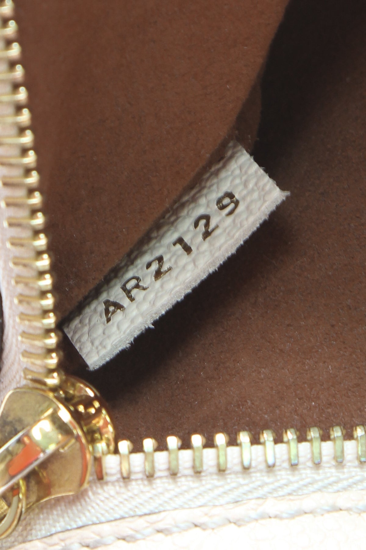 A clear image of the flat pocket on the back of the bag