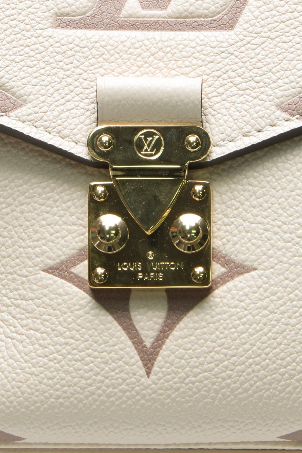A view of the sturdy base and stitching