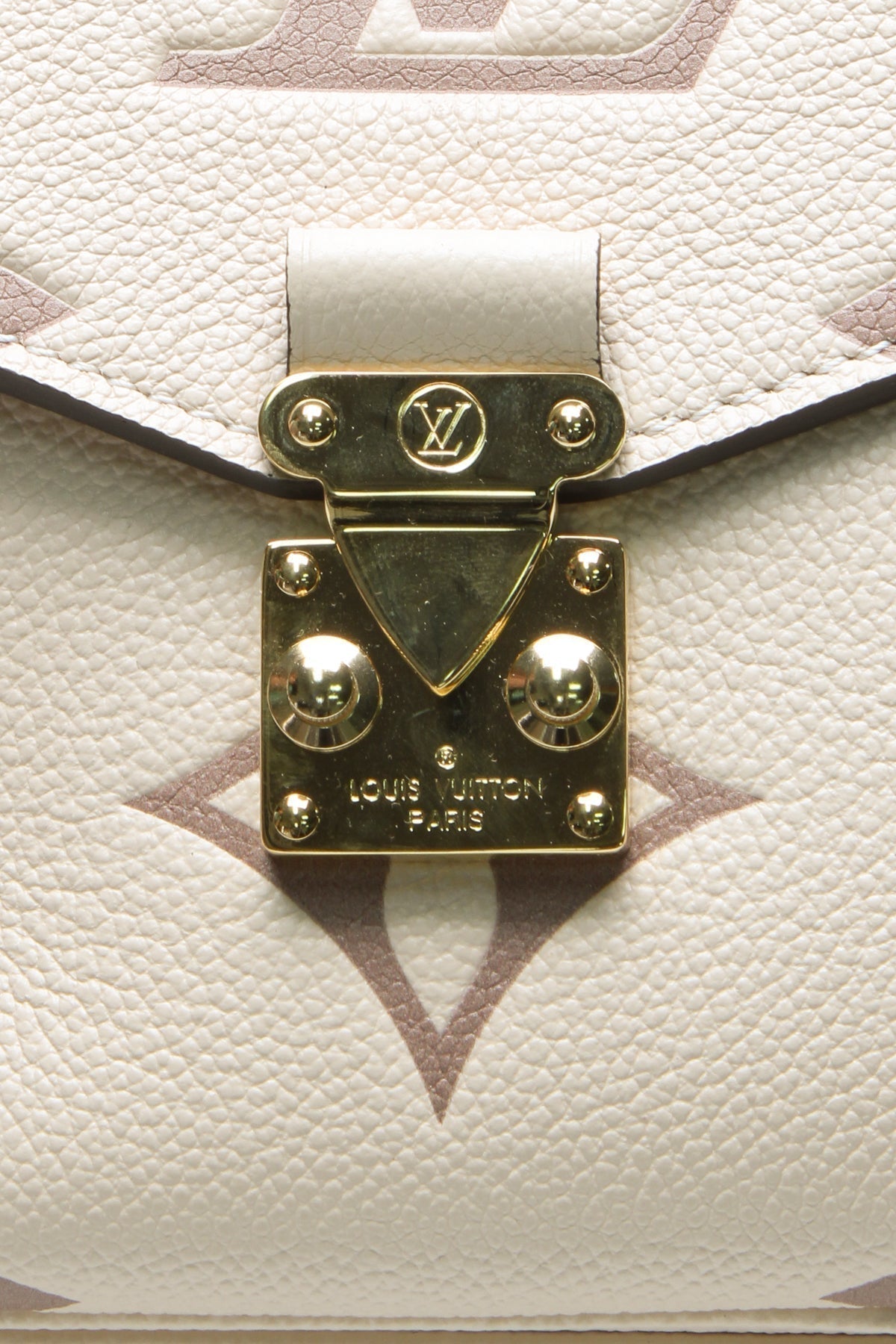A view of the sturdy base and stitching