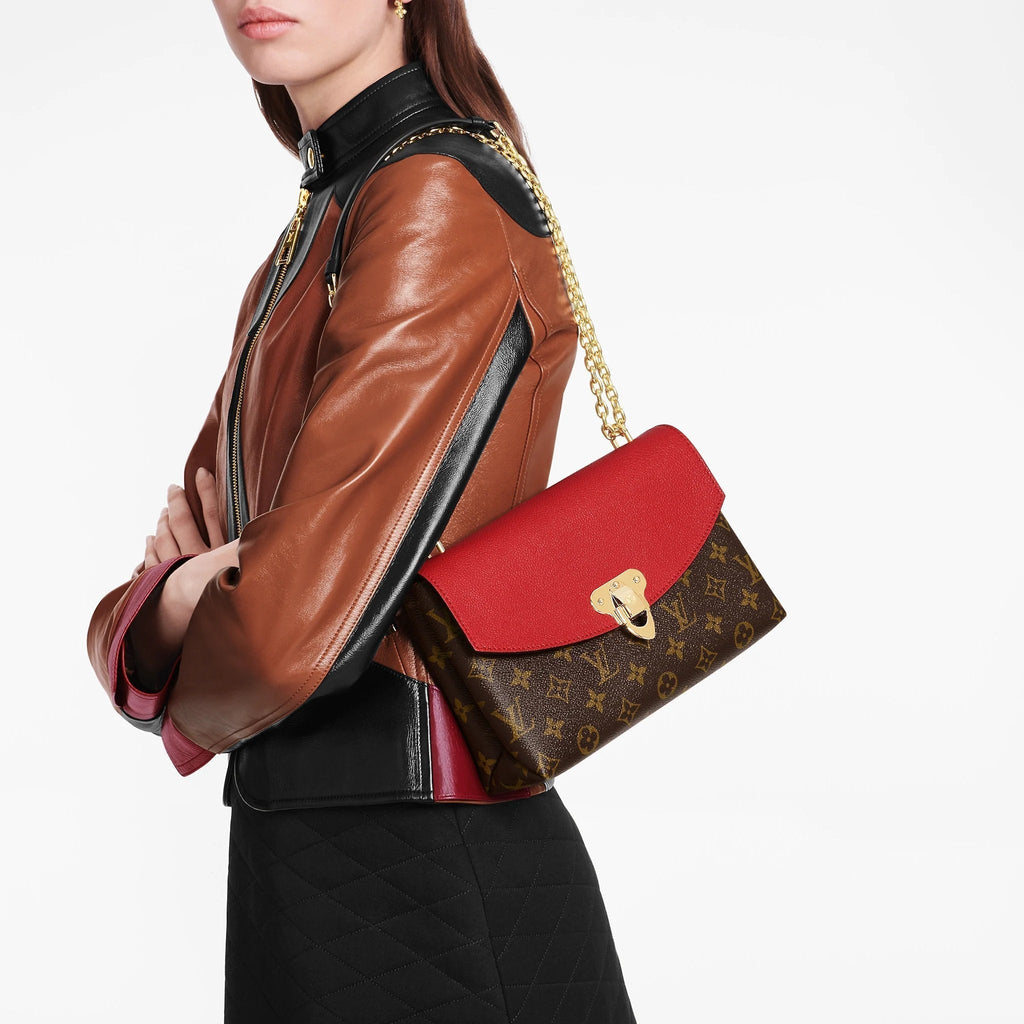 A close-up of the bag's chain with its leather shoulder pad