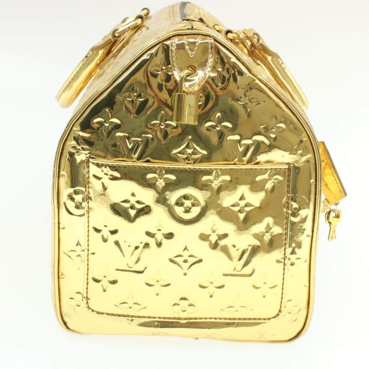 A close-up of the zipper pull.